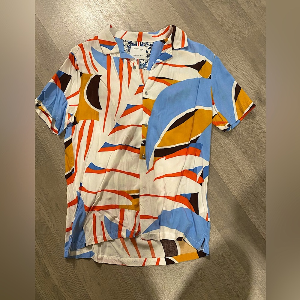 NWOT VIBRANT SOFT BUTTON UP 🪩